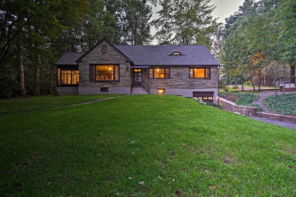 Wapwallopen Vacation Rental | 4BR | 2BA | 2,500 Sq Ft | Stairs Required