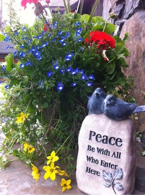 Peaceful & Relaxing Welcome to the Chateau Elise in Canmore 