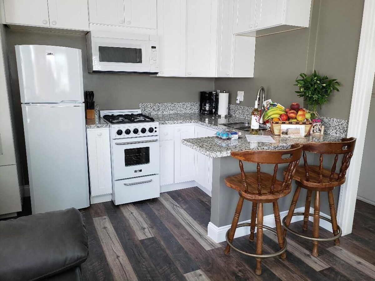 50% OFF LAST MINUTE DEAL MAY 31st – JUNE 9th Views from PRIVATE 25FTx12FT DECK.