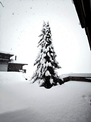 17Apr25 record breaking Easter snow 