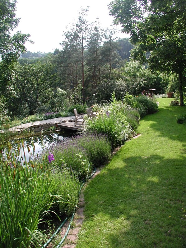 Gartenparadies mit großem Schwimmteich