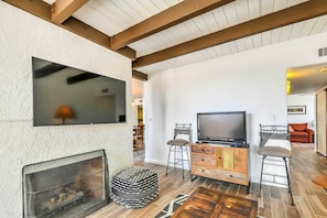 Living Room | Gas Fireplace | Cable TV w/ Hulu