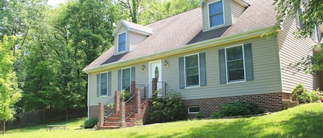 country modern vacation home, secluded and ideally located in Harpers Ferry, WV