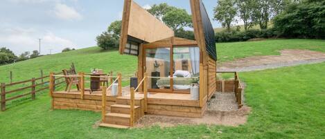 Welcome to the Sky Hut - an unique cabin with a roof that opens