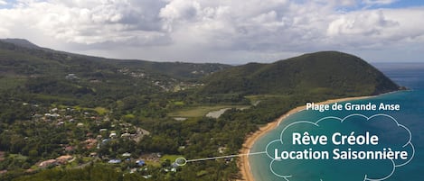 Vue aérienne d'ensemble, Le gros morne en arrière plan