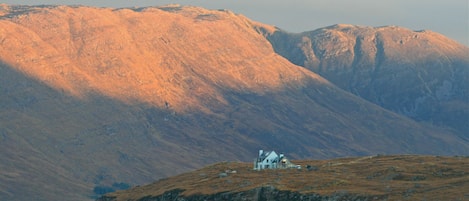 Luxurious Highlands Eco-lodge 90 mins from Skye: Award-winning design
