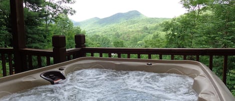 Relax in this hot tub, with this view. It's truly wonderful!