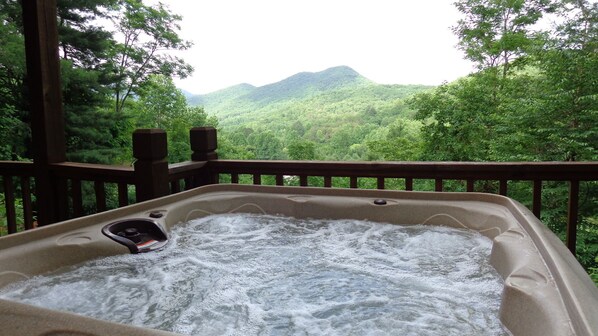 Relax in this hot tub, with this view. It's truly wonderful!