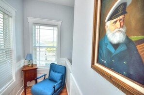 Pelican's Post 5 Foyer Sitting Area
