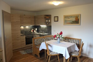 Ferienwohnung Enzian 42qm, Balkon, Kochnische, 1 Schlafzimmer, Wohnzimmer-Kochen