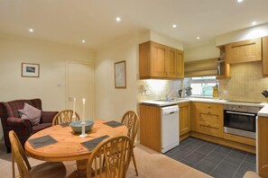 Weighbridge Cottage kitchen & dining area