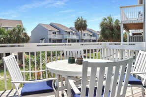 Outdoor Dining on Main Level Deck