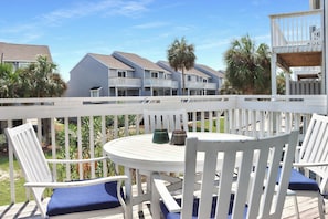 Outdoor Dining on Main Level Deck