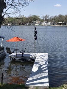 Cozy Koontz lake House right on the water, 30 min to Notre Dame 