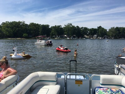 Cozy Koontz lake House right on the water, 30 min to Notre Dame 