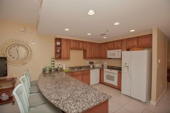 Kitchen with bar counter