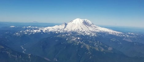vista desde el avion a la llegada a Seattle.  Mt. Rainer, Washigton USA 