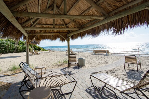 Private beach a few dozen steps from Villa