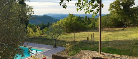 la vue dont on profite en permanence des différentes terrasses