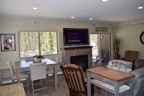 DIning seating for 6, comfortable seating family room, VIEWS!!