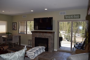 Gas log fireplace, 65" SmartTV DirectTV premium package, VIEWS!!