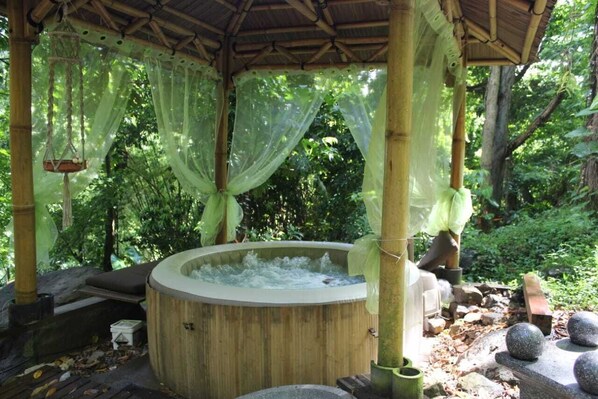 Outdoor spa tub