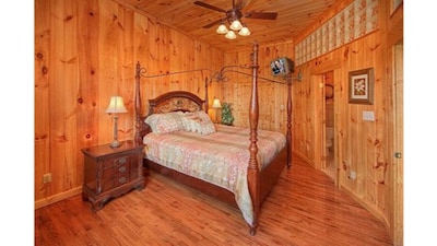 Most Unique Cabin in Smokies,HotTub+Gameroom Voted by Southern living Magazine! 