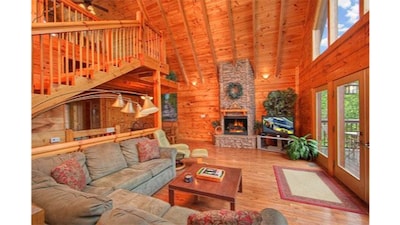 Most Unique Cabin in Smokies,HotTub+Gameroom Voted by Southern living Magazine! 