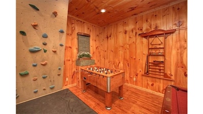 Most Unique Cabin in Smokies,HotTub+Gameroom Voted by Southern living Magazine! 
