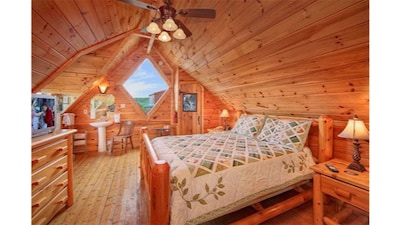 Most Unique Cabin in Smokies,HotTub+Gameroom Voted by Southern living Magazine! 