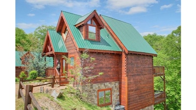 Most Unique Cabin in Smokies,HotTub+Gameroom Voted by Southern living Magazine! 