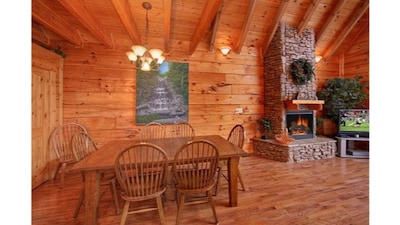 Most Unique Cabin in Smokies,HotTub+Gameroom Voted by Southern living Magazine! 