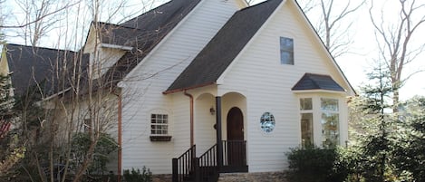 Welcome to Bonnie Cottage, recently renovated in Highlands, North Carolina!