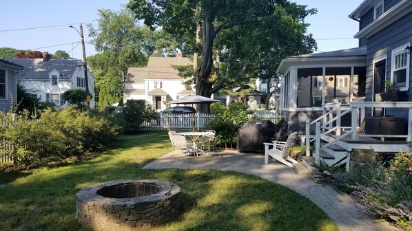Quiet backyard!  After the Beach relax! Grill fresh seafood, s'mores, fire pit!
