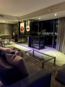 Ultra-Luxury High-Rise suite