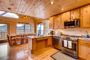 open kitchen to the dining room.