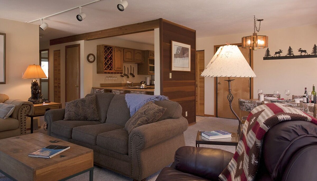 YOUR PERFECT MOUNTAIN GETAWAY ANY TIME OF YEAR! GREAT LOCATION & VIEWS.