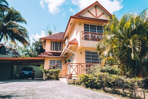 La Jolie driveway