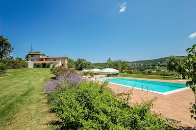 Freistehende Villa mit privatem Pool. Ruhige Gegend mit Panoramablick. 80 km von Rom entfernt