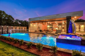 Pool - Jacuzzi anyone?