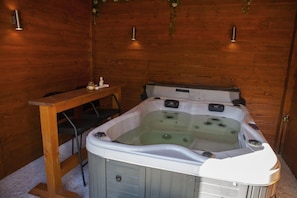 Indoor spa tub