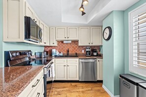 Kitchen w/ brand new stainless steel appliances