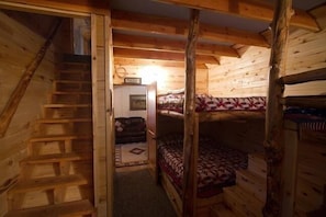 Unique cowboy bunkroom w/ 2 Queen bunks & 2 Full bunks- sleeps up to 6 adults