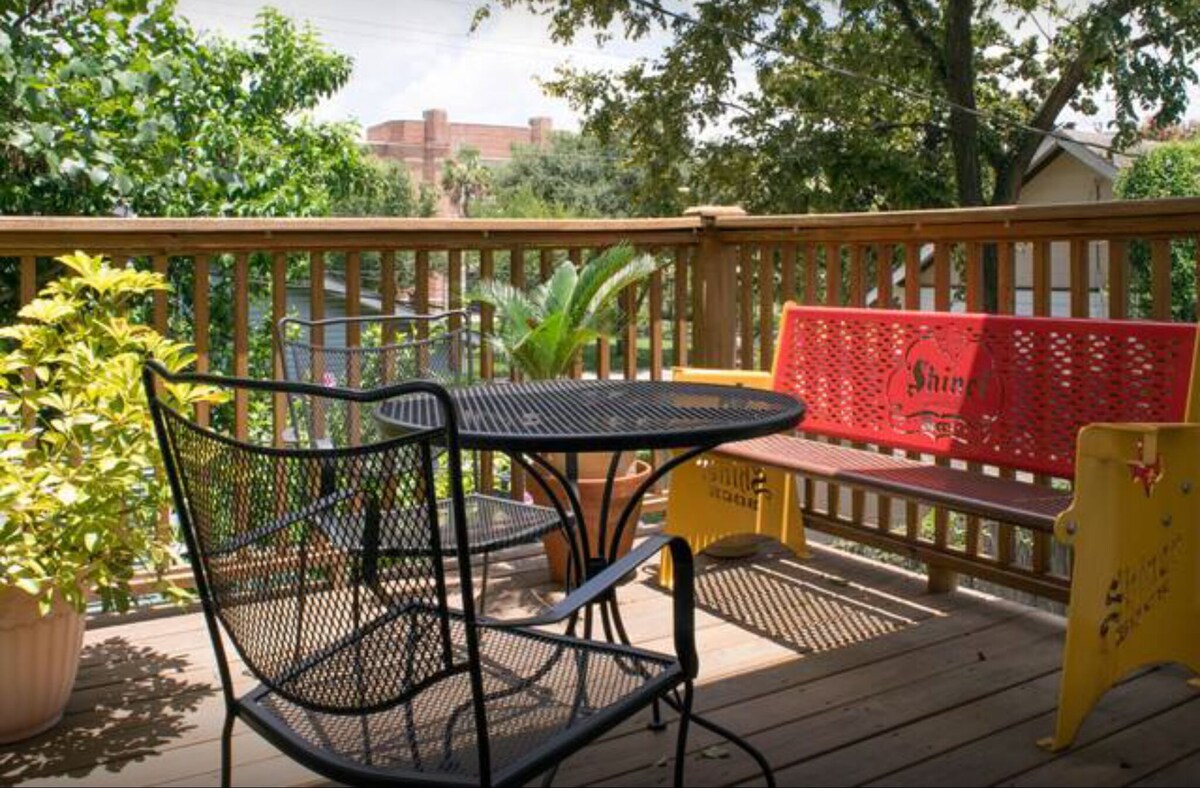 Cute quiet studio – near downtown- pool and spa