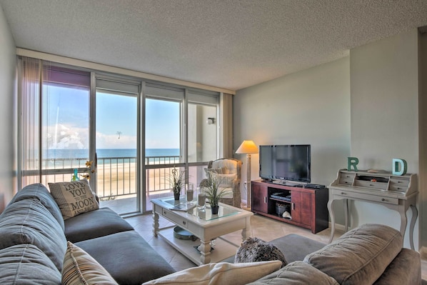 Make your next trip to Marco Island the best one yet with this beachfront condo.