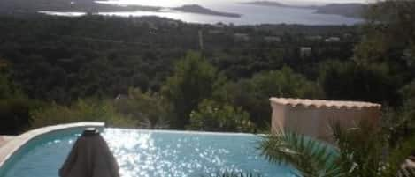 Piscine avec vue mer sur le golfe de Porto-Vecchio