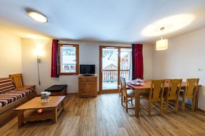 Warm up in the cozy living space with your loved ones after an exciting day on the slopes
