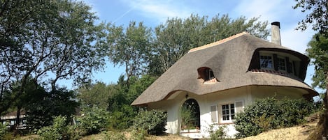 La villa avec  son toit de chaume, été 2017. 