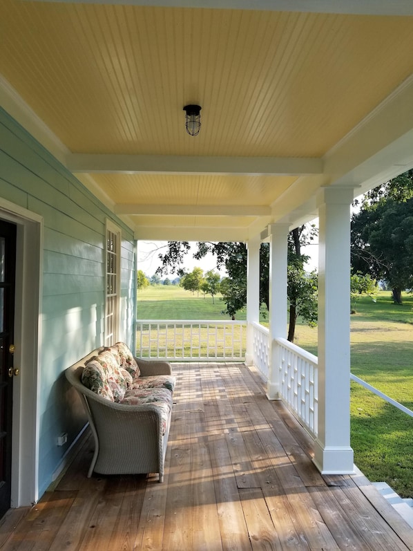 Relax in a pecan orchard 15 minutes from the Clinton National Airport