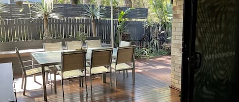Alfresco dining in a beautiful tropical 🌴 oasis